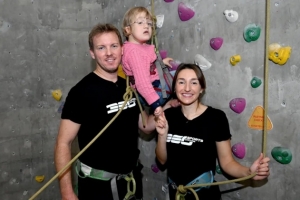 圖片報：納格爾斯曼與女友亮相電視節目，呼吁為慈善活動(dòng)捐款