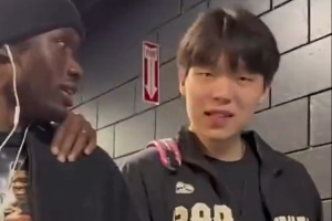 英語(yǔ)標準！開(kāi)拓者討論奶酪條應該怎么吃 楊瀚森：咬它