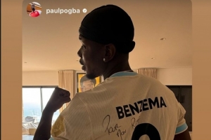 博格巴社媒曬身穿本澤馬簽名球衣照片，本澤馬轉發(fā)動(dòng)態(tài)