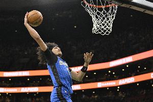 重錘火花！薩格斯邊線(xiàn)發(fā)球送拋傳 布萊克騰空暴起雙手空接砸扣