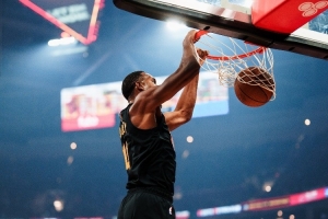 狀態(tài)來(lái)了！莫布里內線(xiàn)翻江倒海 沖擊籃筐連續暴扣