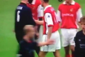 基恩和維埃拉短暫沖突，斯塔姆介入，頂牛+鎖喉回應