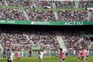 梅西在公開(kāi)訓練上內切破門(mén)，引起全場(chǎng)驚呼??