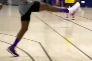 老詹在陪練無(wú)對抗的情況下脫手，氣的直接踢飛籃球