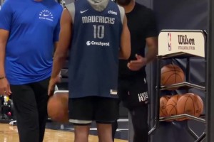 歐文即使受傷也在默默地為球隊復出，訓練期間指導隊員??！