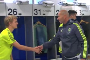 當齊祖成為主帥首次進(jìn)入皇馬更衣室，球員們都是滿(mǎn)臉敬畏