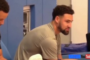 要不考慮一下？美媒扒出：庫里曾拿起克萊的KT5戰靴仔細端詳~