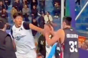 林葳持球突破對手上籃命中，打進(jìn)NCAA生涯首記運動(dòng)戰進(jìn)球！