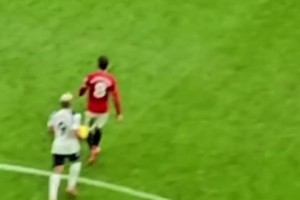 看了尷尬！里沙利松進(jìn)球后撞B費+脫衣哭泣慶祝??