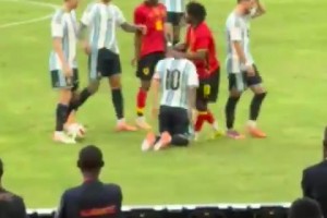 梅西遭對手粗野犯規！羅梅羅沖過(guò)來(lái)準備干架保護梅西??