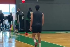 雖然這賽季狀態(tài)不好，但克萊在獨行俠主場(chǎng)人氣還是可以的