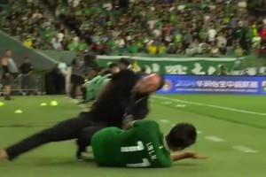 中超名場(chǎng)面：林良銘這次“誤撞”直接導致主帥蘇亞雷斯骨折??