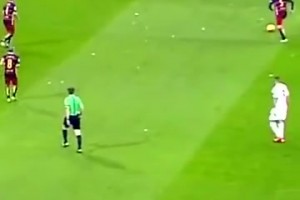 控到進(jìn)球讓對手無(wú)可奈何！名場(chǎng)面：國家德比巴薩傳進(jìn)球門(mén)！