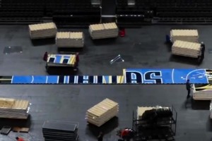 偏暗？獨行俠NBA杯專(zhuān)屬地板來(lái)了 吧友們覺(jué)得怎么樣？