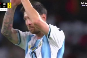 傳射建功！梅西第86分鐘被換下！全場(chǎng)球迷高呼吶喊！