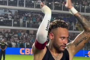 大肚腩減去不少??！內馬爾賽后脫衣謝場(chǎng)，這身材如何？