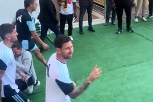 領(lǐng)袖氣質(zhì)??！梅西率領(lǐng)阿根廷國家隊出場(chǎng)