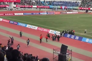 臥槽！9人涼山3-3遭樂(lè )山絕平，賽后涼山球員飛踹裁判??