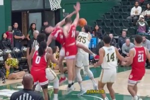 節奏真不錯！王俊杰直接晃飛兩名對手，可惜后面被犯規沒(méi)進(jìn)啊