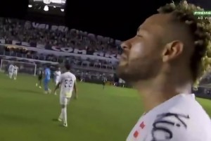 哭了！率桑托斯暫時(shí)逃離降級區，賽后踢滿(mǎn)全場(chǎng)的內馬爾落淚