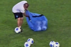 兩個(gè)技術(shù)流的交鋒！登貝萊穿襠過(guò)掉多庫，多庫甚至笑了！