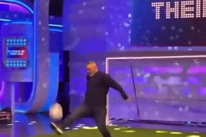 不容易??！魯尼挺著(zhù)大肚子，在節目中復刻自己經(jīng)典倒鉤