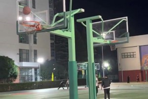 這妹子的背打，誰(shuí)想上去教她兩招的？