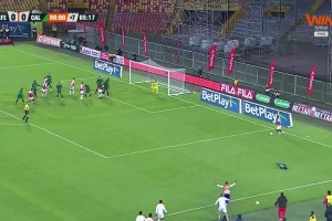 99%的球員都不會(huì )做的選擇！補時(shí)小角度挑射絕殺??