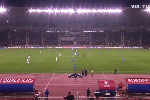 法國3-1領(lǐng)先！阿塞拜疆門(mén)將將球撈進(jìn)球門(mén)，VAR判定進(jìn)球有效