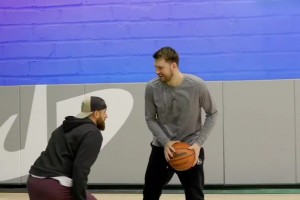 東契奇和業(yè)余球手單挑會(huì )是怎樣的畫(huà)面？那真跟打小孩一樣??