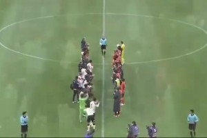 日本球員脫下球衣，這樣退役的裁判可以給他們最后一張黃牌