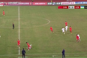 失去理智！汪士欽拉倒對手后又上手推，替補上場(chǎng)被直紅罰下