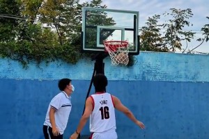 模仿帝模仿楊瀚森打球，這動(dòng)作和速率，未免也太像了吧！