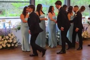 這個(gè)真可以！新郎和伴郎們跟著(zhù)歐冠主題曲進(jìn)場(chǎng)??