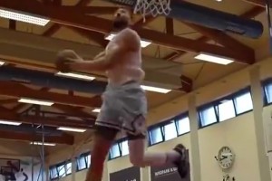 只打了3場(chǎng)就傷了…湖人前鋒克萊伯休賽期還擱那秀大風(fēng)車(chē)暴扣呢…