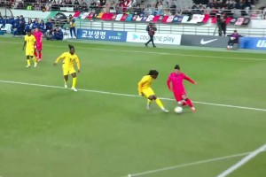 黃喜燦禁區閃展騰挪過(guò)人造點(diǎn)，可惜親自主罰點(diǎn)球被撲
