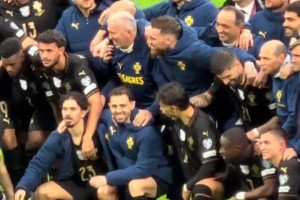 開(kāi)心??！葡萄牙賽后合影慶祝晉級世界杯