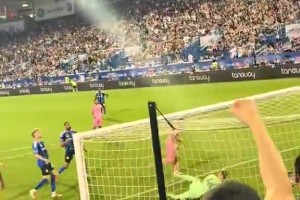 看臺視角欣賞梅西這個(gè)進(jìn)球，現場(chǎng)安保人員都驚呆了