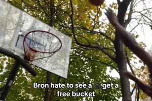 他是從哪冒出來(lái)的！外網(wǎng)網(wǎng)友惡搞：詹姆斯的追身大帽是什么樣的？