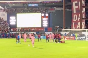 100%是值得的！安保人員始終沒(méi)忍住，但梅西任意球直掛死角！