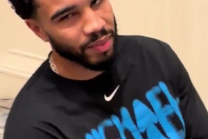 背后必有漢人指點(diǎn)??塔圖姆竟然還玩起了球鞋轉場(chǎng)~