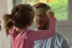 德赫亞女兒為老爹畫(huà)了個(gè)美美的綠綠妝~是真寵女兒呀~