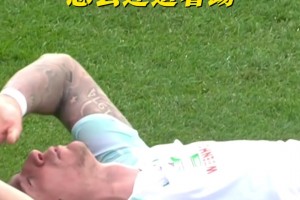 球場(chǎng)“霸凌”真可怕??！5秒鐘內遭遇同一對手3連擊