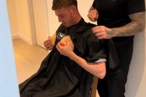 你小子！帕爾默很享受理發(fā)師的惡搞??