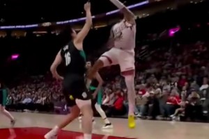 ??笑死！楊瀚森大帽理查茲，結果被后者踢到了蛋蛋，下來(lái)一直捂著(zhù)