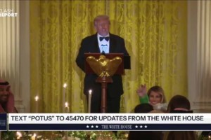 太悶騷啦！理發(fā)師給帕爾默戴上了義乳，帕爾默還自己捏了捏??