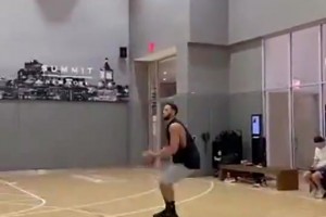 沒(méi)人吃你這套了??本·西蒙斯休賽期還苦練三分，到現在都沒(méi)合同