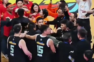 ??“浙BA”一場(chǎng)比賽后有紹興球迷沖進(jìn)場(chǎng)內與麗水隊球員發(fā)生推搡