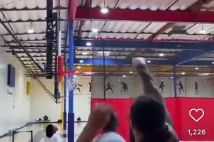 本賽季還沒(méi)出手過(guò)遠投！海王休賽期曾猛練中投三分，還挺絲滑啊~