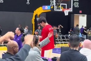 此前南灣湖人小球迷比手勢嘲諷楊瀚森，小楊一笑而過(guò)不予理會(huì )！